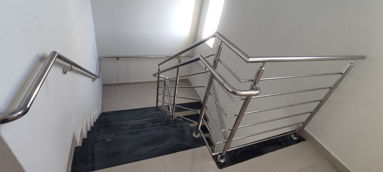 Guarda corpo em inox com corrimão simples travas horizontais