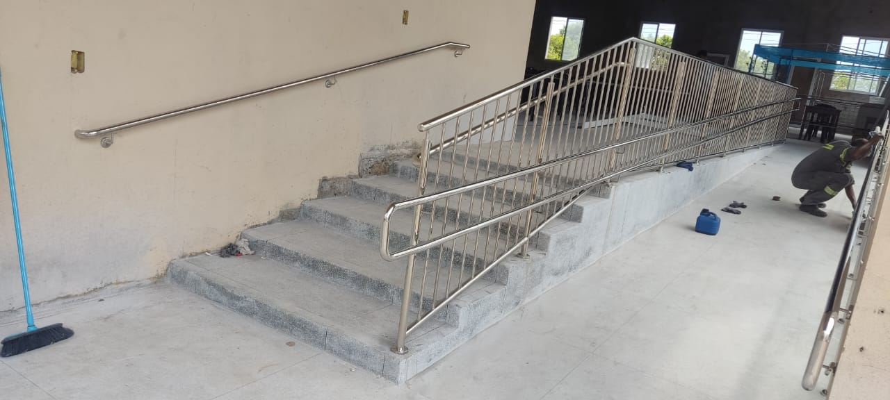 Guarda corpo em inox com corrimão duplo, travas verticais