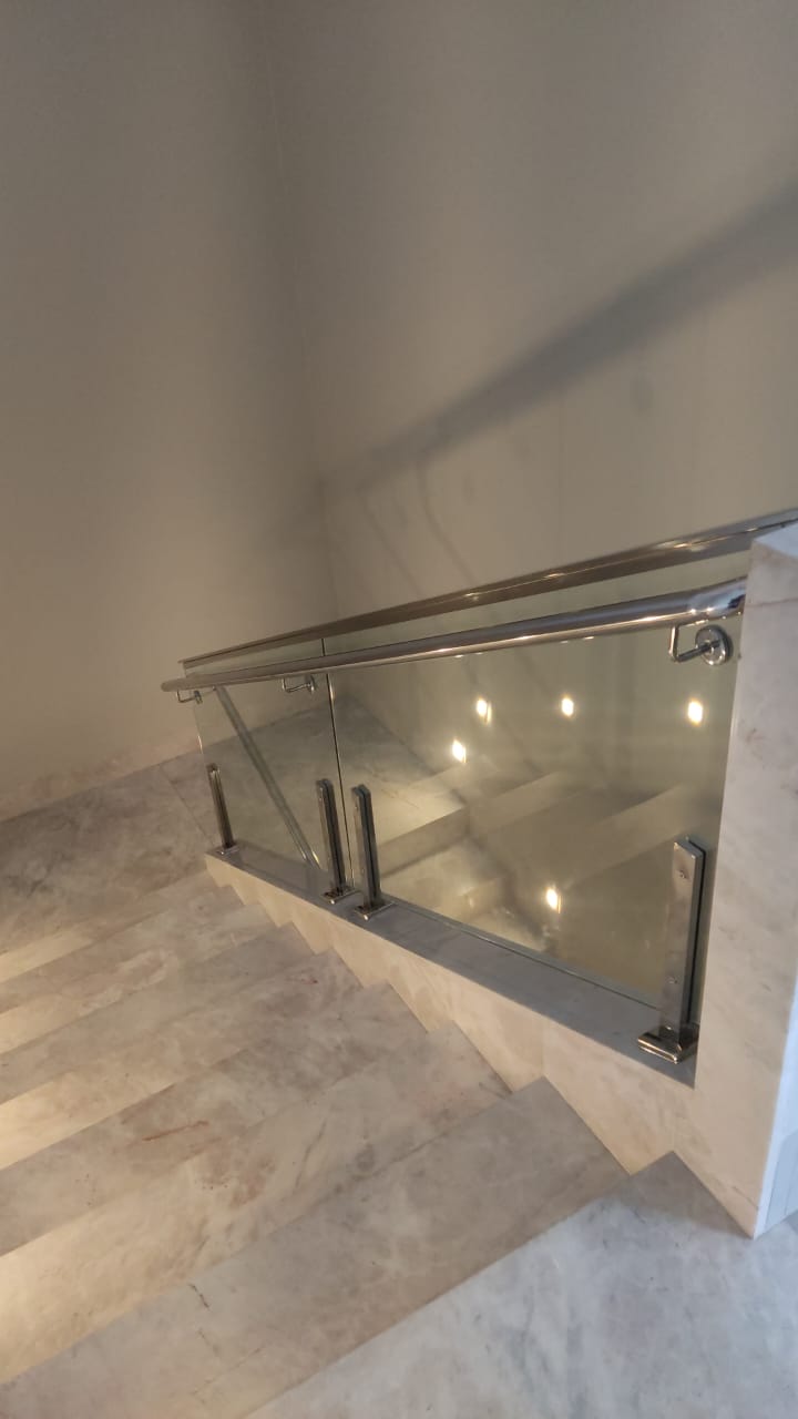 Guarda corpo em vidro com corrimão em inox