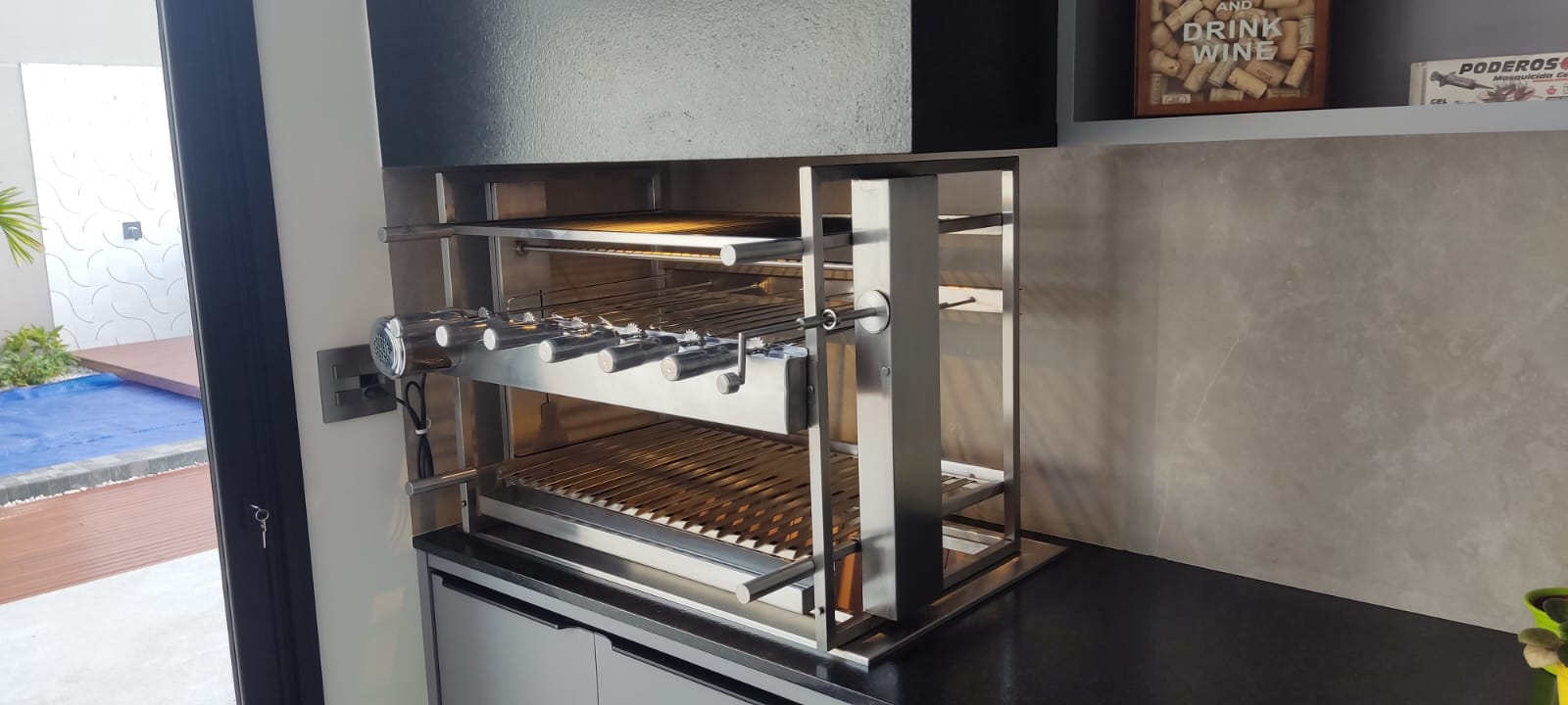 Churrasqueira modelo moderna com elevação na manivela