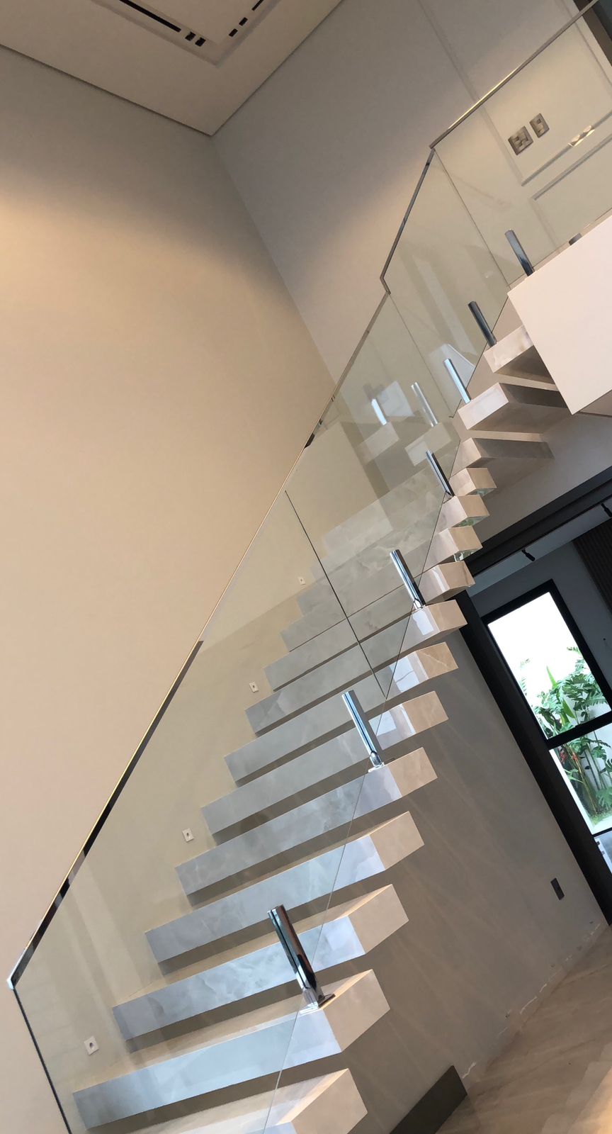 Guarda corpo com torre, vidro e perfil em aço inox